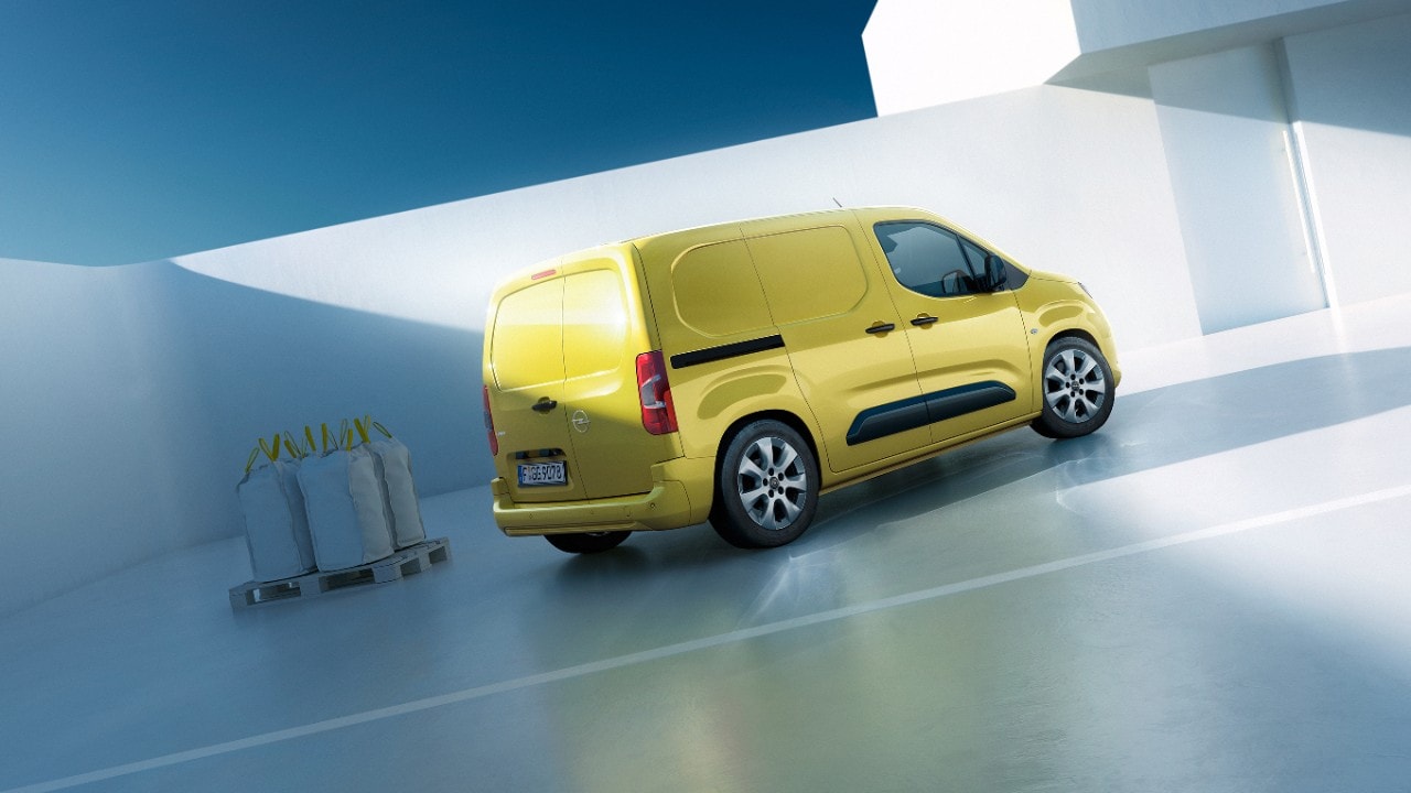 Pogled straga na novi žuti Opel Combo Cargo